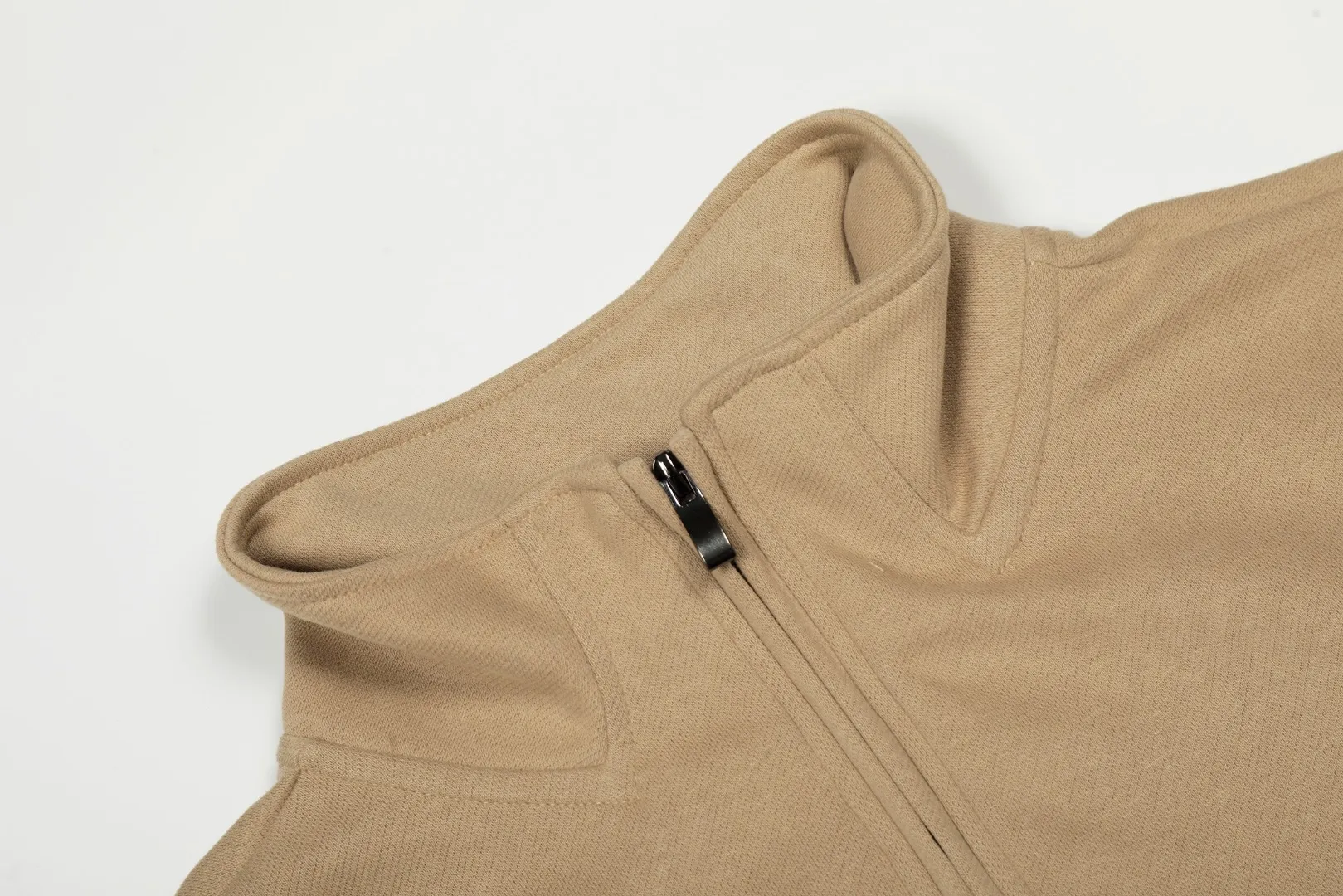 P220 Top quality" Style number: T5100# [Ralph Lauren classic pony embroidered half-zip lapel POLO sweatshirt] ✅Ralph Lauren Ralph Lauren autumn and winter basic versatile polo lapel sweatshirt for men and women couples ✅Moderate thickness, comfortable and soft fabric, strong breathability, can be worn alone or under, ✅Old money style, lazy style, popular retro style simple style, ✅Classic basic version Can be worn between 90kg and 160kg. ✅Wear alone in autumn and winter. Simple and easy to wear under the hood. Recommended for couples. Size: S-L. Color: Black Gray Khaki